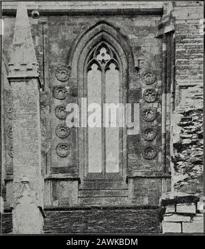 Transaktionen der Bristol and Gloucestershire Archaeological Society . es. Die ersten drei Buchten von der Kreuzung wurden lediglich umgestaltet; der Rest jedoch nach Westen wurde komplett umgebaut. An der Nordseite des Ganges wurde ein großes Fenster aus derselben Zeit eingefügt, um eine der davorstehenden Kapellen des Kirchenschiffaltars zu beleuchten, und im Südgang wurden zwei Fenster mit bemerkenswerter Gestaltung eingefügt, um den Retro-Chor zu beleuchten. Der Südvorbau wurde nach außen hin völlig neu gestaltet, aber zu welchem Zweck ist es schwierig zu sagen, da die Wände derzeit nicht weniger als 10 Fuß in der Dicke sind. Thecrossing unter dem Mittelturm Stockfoto