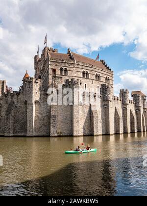 Gent, Belgien, ca. August 2019. Menschen mit Kajak neben dem Schloss der Zähler neben dem Fluss Lys. Schöne Architektur und Wahrzeichen von mir Stockfoto