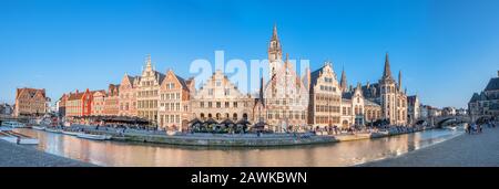 Gent, Belgien, ca. August 2019. Panoramablick auf die Graslei, Kai in der Promenade neben dem Fluss Lys in Gent, Belgien und der Michaelsbrücke bei Stockfoto