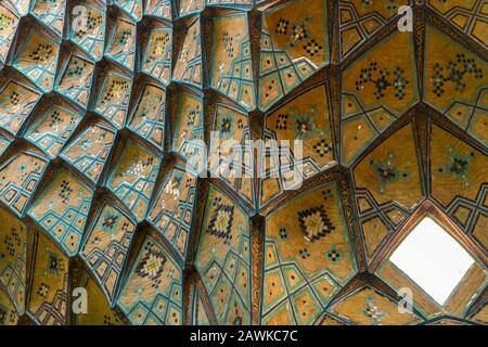 Teilweiser Schuss der Kuppel in der Aminoddole Caravanserai im großen Basar von Kashan, Iran Stockfoto