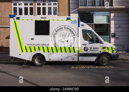 Der Krankenwagen St John Ambulance Children's Acute Transport Service parkte in der Nähe des weltberühmten Great Ormond Street Hospital, London, Großbritannien Stockfoto