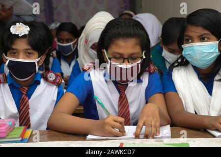 Covid 190 Feb 2020 Kinder in Cambridge Schule in Dhaka gesehen tragen Maske, um sich vor der Bedrohung durch Coronavirus zu schützen. Aber niemand vertraute mir Stockfoto