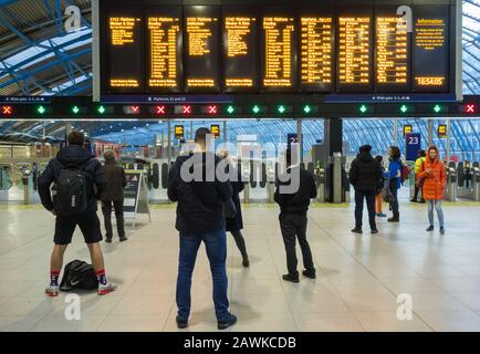 Das ehemalige internationale Terminal Eurostar Waterloo wurde nun für den Bahnverkehr und den Pendlerverkehr wiedereröffnet Stockfoto