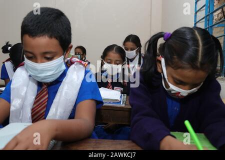 Covid 190 Feb 2020 Kinder in Cambridge Schule in Dhaka gesehen tragen Maske, um sich vor der Bedrohung durch Coronavirus zu schützen. Aber niemand vertraute mir Stockfoto