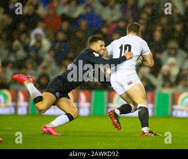 BT Murrayfield Stadium.Edinburgh.Scotland, Großbritannien. Februar 2020. BT Murrayfield Stadium.Edinburgh, Schottland, Großbritannien. Guinness Six Nations Test: Schottland gegen England. ScotlandÕs Adam Hastings greift EnglandÕs George Ford an. Kredit: Ian Rutherford/Alamy Live News. Stockfoto