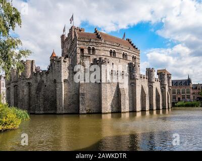 Schloss der Grafen neben dem Fluss Lys in Gent, Belgien. Berühmte Festung in der Altstadt von Gent. Wunderschöne Architektur und Wahrzeichen der mittelalterlichen Stadt Stockfoto