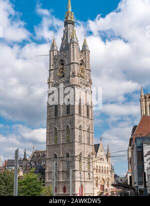 Detail der Spitze des Belfry von Gent an einem sonnigen Tag. Schöne Architektur und Wahrzeichen der mittelalterlichen Stadt Gent in Belgien im Sommer. Stockfoto