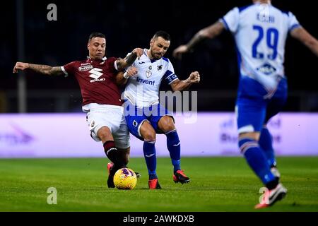Turin, Italien - 08. Februar 2020: Armando Izzo vom Torino FC tritt während des Serie-A-Fußballspiels zwischen Torino FC und UC Sampdoria mit Fabio Quagliarella von UC Sampdoria um den Ball. Kredit: Nicolò Campo/Alamy Live News Stockfoto