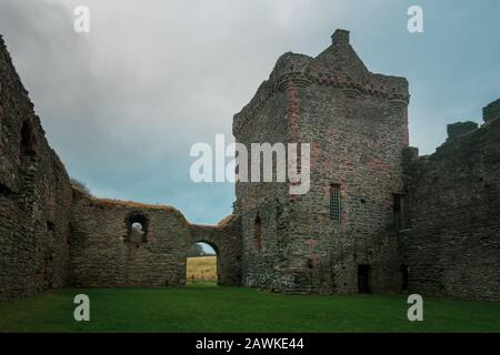 Die Ruinen von Skipness Castle, einer Ruine auf Kintyre im Westen Schottlands. Stockfoto