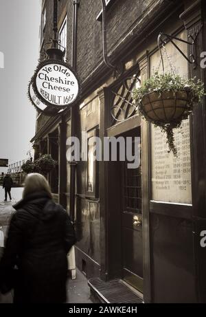 Beschilderung außerhalb des Alten Cheshire Cheese Public House in London, Großbritannien Stockfoto