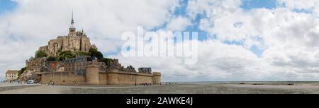 Mont-Saint-Michel, Normandie, Frankreich - 3. Juli 2017: Panoramaaussicht auf die Inselfestung Mont-Saint-Michel und Strand an einem trübem Sommertag Stockfoto