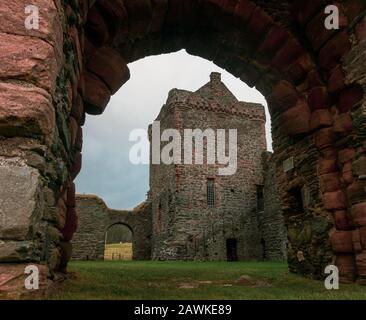 Die Ruinen von Skipness Castle, einer Ruine auf Kintyre im Westen Schottlands. Stockfoto