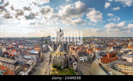 Luftpanorama der Nikolauskirche und des Stadtbildes von Gent aus dem Belfry von Gent an einem sonnigen Tag. Bedeutender Bau in Romanik und Schelde Stockfoto