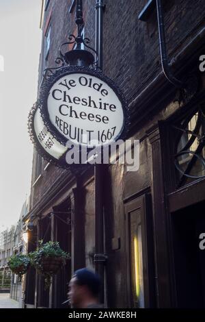 Beschilderung außerhalb des Alten Cheshire Cheese Public House in London, Großbritannien Stockfoto