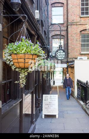 Beschilderung außerhalb des Alten Cheshire Cheese Public House in London, Großbritannien Stockfoto