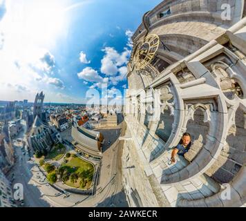 Das verzerrte Panorama der Nikolauskirche und des Stadtbildes von Gent aus dem Belfry von Gent an einem sonnigen Tag. Lustige Fischauge. Stockfoto