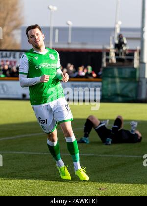 Alloa, Schottland, Großbritannien. Februar 2020. Indobrill Stadium Alloa, Alloa Clackmannashire, Schottland; Scottish Cup Football, BSC Glasgow gegen Hibernian; Marc McNulty von Hibernian feiert, nachdem er das Eröffnungsziel erreicht hat. Gutschrift: Action Plus Sports Images/Alamy Live News Stockfoto