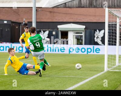 Alloa, Schottland, Großbritannien. Februar 2020. Indobrill Stadium Alloa, Alloa Clackmannashire, Schottland; Scottish Cup Football, BSC Glasgow gegen Hibernian; Christian Doidge von Hibernian verpasst eine offene Torchance. Gutschrift: Action Plus Sports Images/Alamy Live News Stockfoto