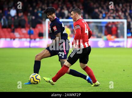 John Fleck von Sheffield United (rechts) und Philip Billing von Bournemouth kämpfen während des Premier-League-Spiels in Bramall Lane, Sheffield, um den Ball. Stockfoto