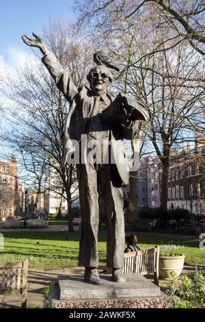 Eine Taube, die auf einer Statue von Fenner Brockway, Baron Brockway, auf dem Red Lion Square, London, Großbritannien sitzt Stockfoto