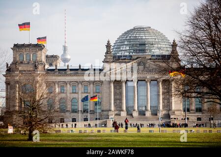 Berlin, Deutschland. Februar 2020. Zu sehen sind das Reichstaggebäude und der Berliner Fernsehturm. Credit: Christoph Soeder / dpa / Alamy Live News Stockfoto