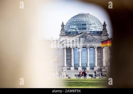 Berlin, Deutschland. Februar 2020. Hinter einer Steinskulptur ist das Reichstaggebäude zu sehen. Credit: Christoph Soeder / dpa / Alamy Live News Stockfoto