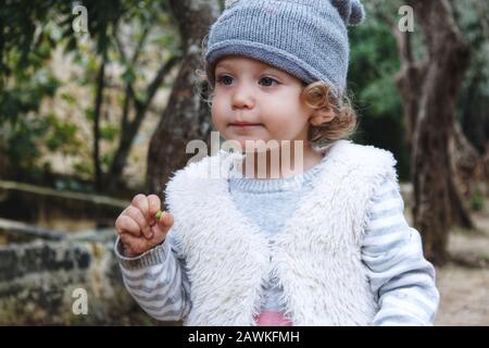 Schöne junge Mädchen Modell tragen lässige Winterkleidung im Freien in Der Wald Stockfoto