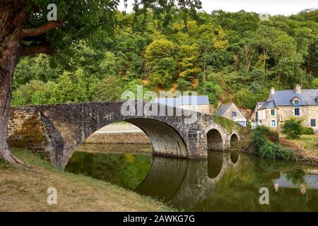 Bild der Steinbrücke in Lehon, Bretagne, Frankreich Stockfoto