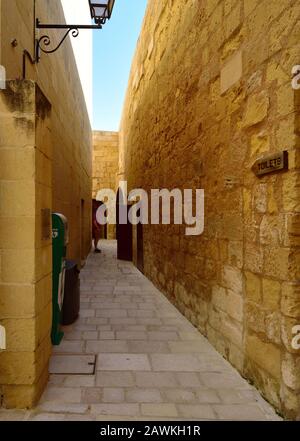 Victoria, Gozo - 8. Oktober 2018: Touristen warten vor der toilette in der Zitadelle von Rabat Stockfoto