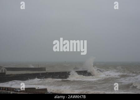 Brighton, England, Großbritannien. Februar 2020. Brighton, East Sussex. Februar 2020. Wetter in Großbritannien. Storm Ciara schlägt die Südküste mit riesigen Sturzwellen in Brighton Marina, vor wagemutigen Zuschauern am Brighton Beach in der Nähe des Piers, und auf das in der Klasse II aufgeführte Albion Groyne, das aufgrund von Sturmschäden, die im Dezember 2019 erworben wurden, gesperrt bleibt. Das Met-Büro hat "Wut auf das Leben"-Wetterwarnungen in ganz Großbritannien wegen starker Winde herausgegeben. Credit: Francesca Moore/Alamy Live News Stockfoto