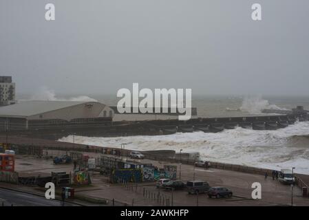 Brighton, England, Großbritannien. Februar 2020. Brighton, East Sussex. Februar 2020. Wetter in Großbritannien. Storm Ciara schlägt die Südküste mit riesigen Sturzwellen in Brighton Marina, vor wagemutigen Zuschauern am Brighton Beach in der Nähe des Piers, und auf das in der Klasse II aufgeführte Albion Groyne, das aufgrund von Sturmschäden, die im Dezember 2019 erworben wurden, gesperrt bleibt. Das Met-Büro hat "Wut auf das Leben"-Wetterwarnungen in ganz Großbritannien wegen starker Winde herausgegeben. Credit: Francesca Moore/Alamy Live News Stockfoto