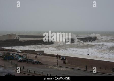 Brighton, England, Großbritannien. Februar 2020. Brighton, East Sussex. Februar 2020. Wetter in Großbritannien. Storm Ciara schlägt die Südküste mit riesigen Sturzwellen in Brighton Marina, vor wagemutigen Zuschauern am Brighton Beach in der Nähe des Piers, und auf das in der Klasse II aufgeführte Albion Groyne, das aufgrund von Sturmschäden, die im Dezember 2019 erworben wurden, gesperrt bleibt. Das Met-Büro hat "Wut auf das Leben"-Wetterwarnungen in ganz Großbritannien wegen starker Winde herausgegeben. Credit: Francesca Moore/Alamy Live News Stockfoto