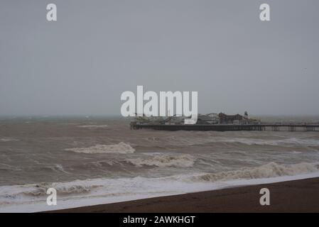 Brighton, England, Großbritannien. Februar 2020. Brighton, East Sussex. Februar 2020. Wetter in Großbritannien. Storm Ciara schlägt die Südküste mit riesigen Sturzwellen in Brighton Marina, vor wagemutigen Zuschauern am Brighton Beach in der Nähe des Piers, und auf das in der Klasse II aufgeführte Albion Groyne, das aufgrund von Sturmschäden, die im Dezember 2019 erworben wurden, gesperrt bleibt. Das Met-Büro hat "Wut auf das Leben"-Wetterwarnungen in ganz Großbritannien wegen starker Winde herausgegeben. Credit: Francesca Moore/Alamy Live News Stockfoto