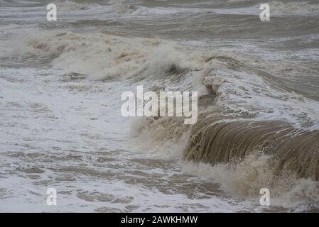 Brighton, England, Großbritannien. Februar 2020. Brighton, East Sussex. Februar 2020. Wetter in Großbritannien. Storm Ciara schlägt die Südküste mit riesigen Sturzwellen in Brighton Marina, vor wagemutigen Zuschauern am Brighton Beach in der Nähe des Piers, und auf das in der Klasse II aufgeführte Albion Groyne, das aufgrund von Sturmschäden, die im Dezember 2019 erworben wurden, gesperrt bleibt. Das Met-Büro hat "Wut auf das Leben"-Wetterwarnungen in ganz Großbritannien wegen starker Winde herausgegeben. Credit: Francesca Moore/Alamy Live News Stockfoto