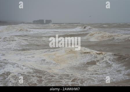 Brighton, England, Großbritannien. Februar 2020. Brighton, East Sussex. Februar 2020. Wetter in Großbritannien. Storm Ciara schlägt die Südküste mit riesigen Sturzwellen in Brighton Marina, vor wagemutigen Zuschauern am Brighton Beach in der Nähe des Piers, und auf das in der Klasse II aufgeführte Albion Groyne, das aufgrund von Sturmschäden, die im Dezember 2019 erworben wurden, gesperrt bleibt. Das Met-Büro hat "Wut auf das Leben"-Wetterwarnungen in ganz Großbritannien wegen starker Winde herausgegeben. Credit: Francesca Moore/Alamy Live News Stockfoto