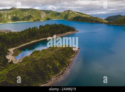 Ein Blick auf den Ariel auf einen See auf den Azoren an einem schönen Sommertag. Stockfoto