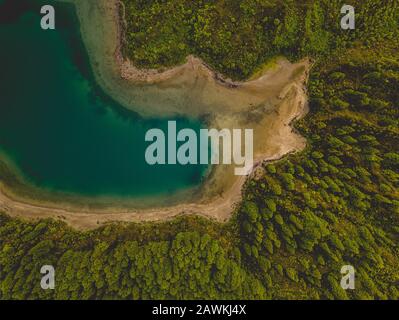 Ein Blick auf den Ariel auf einen See auf den Azoren an einem schönen Sommertag. Stockfoto