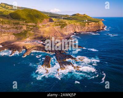 Ariel Blick auf Die Küste der Azoren an einem schönen Tag. Stockfoto