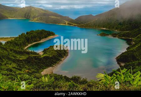 Ein Blick auf den Ariel auf einen See auf den Azoren an einem schönen Sommertag. Stockfoto