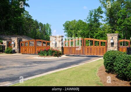 Herrschaftlicher Eingang zur neuen Gated Community Stockfoto