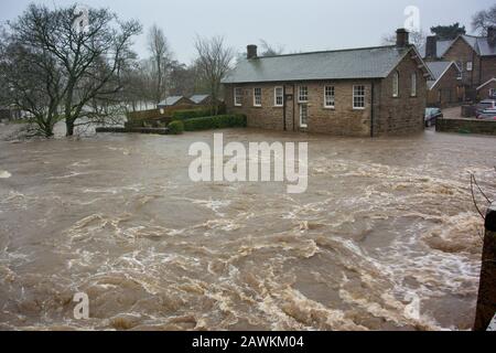 Bainbridge, Yorkshire, Großbritannien. Februar 2020. Yorebridge House am Fluss Ure in der Nähe von Bainbridge in Wensleydale, alle außer von Storm Ciara, North Yorkshire, Großbritannien überflutet. Kredit: Wayne HUTCHINSON/Alamy Live News Stockfoto