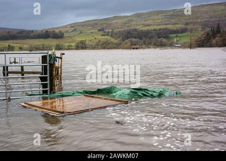 Bainbridge, Yorkshire, Großbritannien. Februar 2020. Überflutete Ackerflächen um Hawes, Wensleydale, North Yorkshire, Großbritannien. Kredit: Wayne HUTCHINSON/Alamy Live News Stockfoto