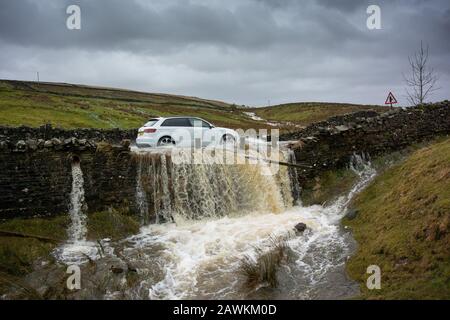 Bainbridge, Yorkshire, Großbritannien. Februar 2020. Der Verkehr, der sich auf den Straßen in Hawes, Wensleydale, North Yorkshire bewegt, nachdem Storm Ciara getroffen hatte. Kredit: Wayne HUTCHINSON/Alamy Live News Stockfoto