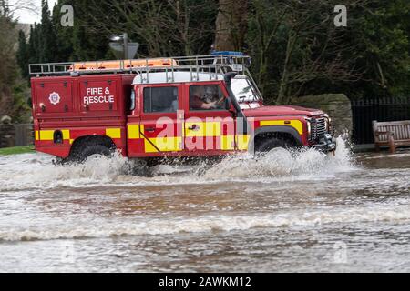 Bainbridge, Yorkshire, Großbritannien. Februar 2020. Der Verkehr, der sich auf den Straßen in Hawes, Wensleydale, North Yorkshire bewegt, nachdem Storm Ciara getroffen hatte. Kredit: Wayne HUTCHINSON/Alamy Live News Stockfoto