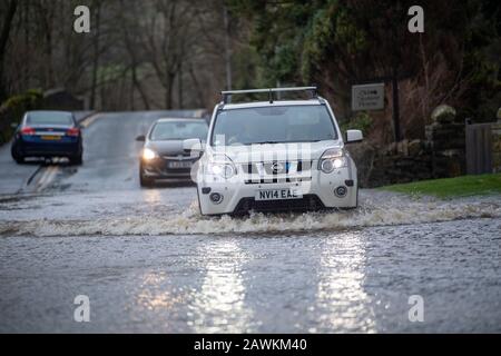 Bainbridge, Yorkshire, Großbritannien. Februar 2020. Der Verkehr, der sich auf den Straßen in Hawes, Wensleydale, North Yorkshire bewegt, nachdem Storm Ciara getroffen hatte. Kredit: Wayne HUTCHINSON/Alamy Live News Stockfoto