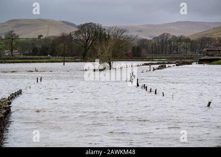 Bainbridge, Yorkshire, Großbritannien. Februar 2020. A684 in der Nähe von Hawes aufgrund von Überschwemmungen durch Storm Ciara unpassierbar. North Yorkshire, Großbritannien. Kredit: Wayne HUTCHINSON/Alamy Live News Stockfoto