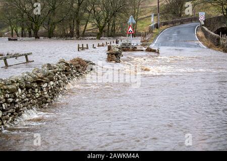 Bainbridge, Yorkshire, Großbritannien. Februar 2020. A684 in der Nähe von Hawes aufgrund von Überschwemmungen durch Storm Ciara unpassierbar. North Yorkshire, Großbritannien. Kredit: Wayne HUTCHINSON/Alamy Live News Stockfoto