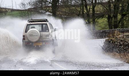 Bainbridge, Yorkshire, Großbritannien. Februar 2020. Der Verkehr, der sich auf den Straßen in Hawes, Wensleydale, North Yorkshire bewegt, nachdem Storm Ciara getroffen hatte. Kredit: Wayne HUTCHINSON/Alamy Live News Stockfoto