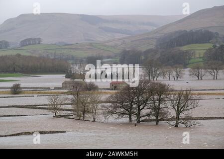 Bainbridge, Yorkshire, Großbritannien. Februar 2020. Überflutete Ackerflächen um Hawes, Wensleydale, North Yorkshire, Großbritannien. Kredit: Wayne HUTCHINSON/Alamy Live News Stockfoto