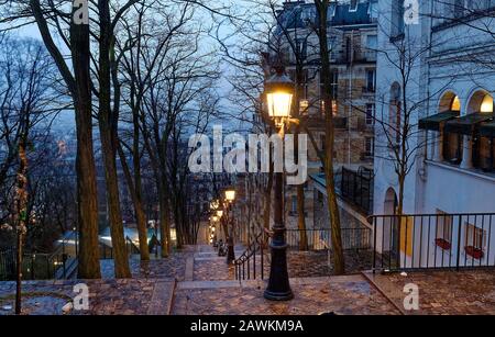 Die Treppe am Montmartre in der Nähe der Sacre-Coeur Basilika am frühen Morgen, Paris. Stockfoto